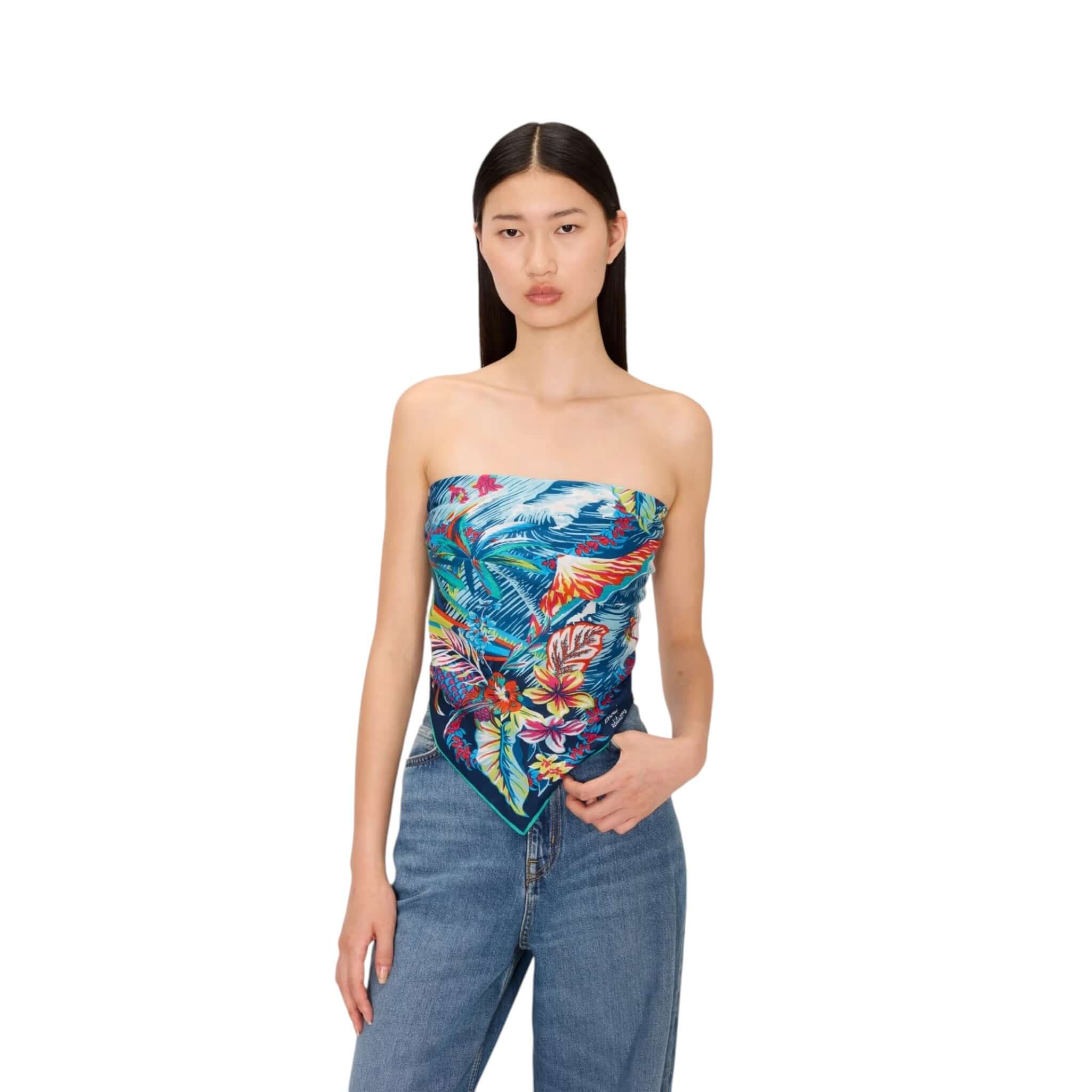 Foulard Quadrato Hawai indossato come top, con stampa tropicale colorata e brillante su fondo blu.