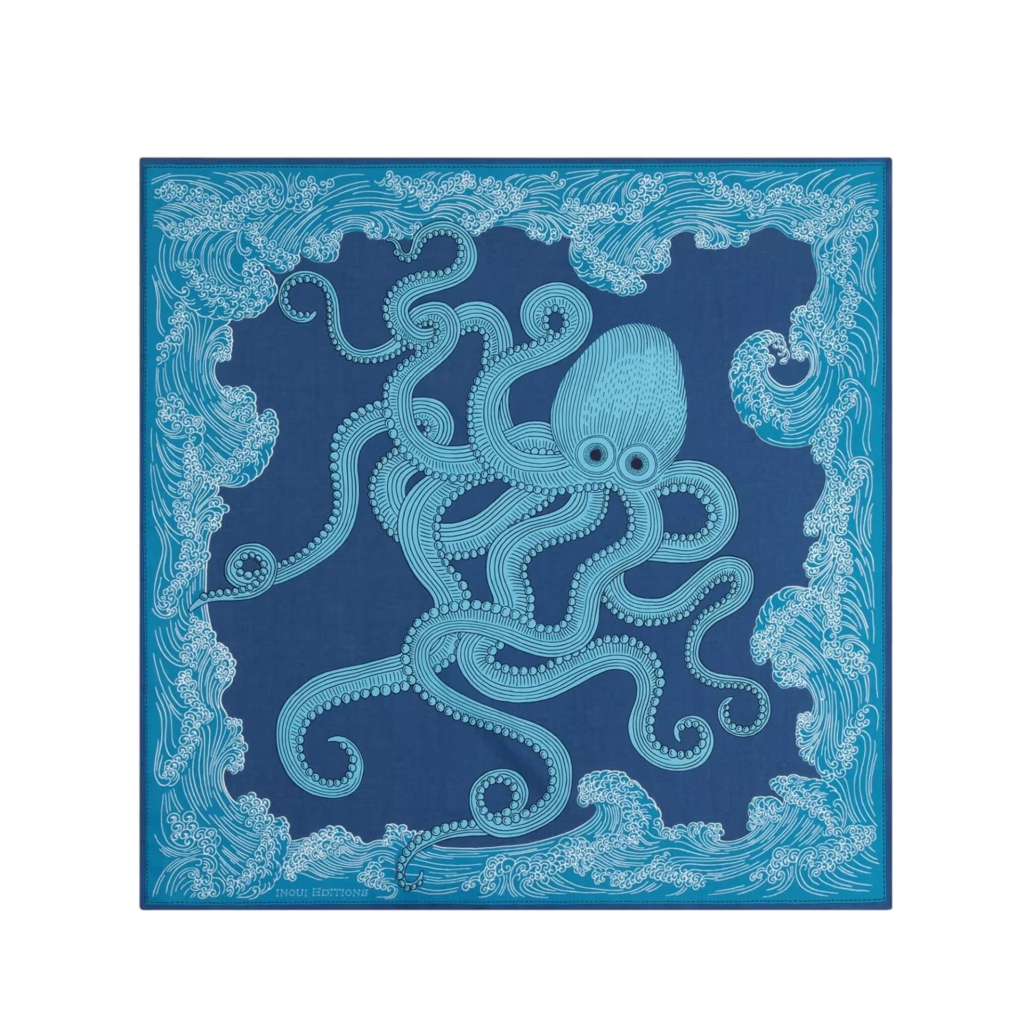 Foulard Quadrato Poseidon con un disegno di polpo su sfondo blu, ideale per abbinamenti stilosi.