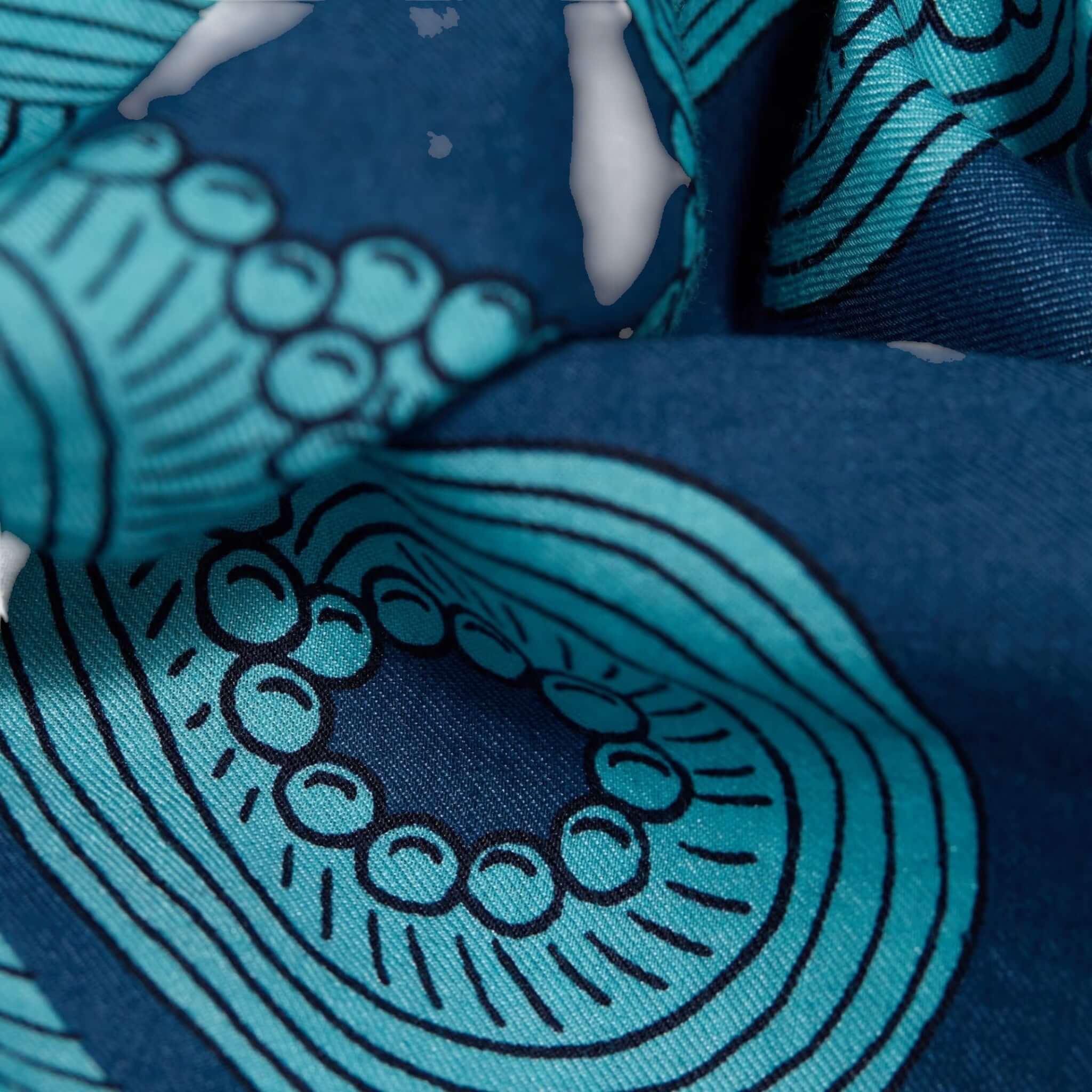 Foulard quadrato Poseidon blu e verde con design unico, materiale lucido e finezza dei dettagli, ideale per capelli o collo.