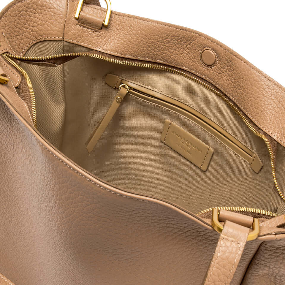 Interno della borsa CECILE di Gianni Chiarini, in pelle grana maxi, con tasca e chiusura con bottone.