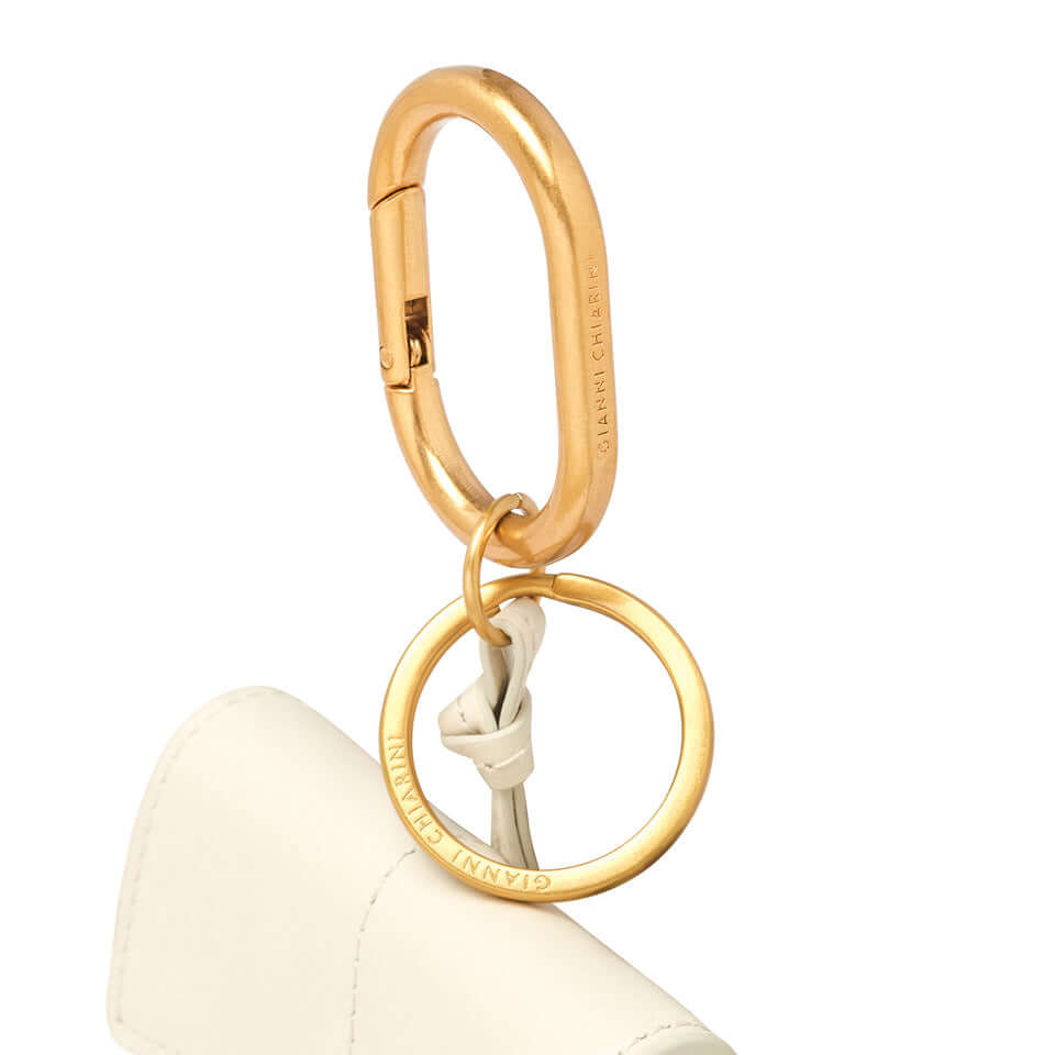 CHARM in pelle stropicciata by Gianni Chiarini, moschettone logato per borse e accessori chic.