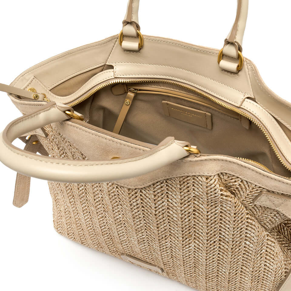 Interno della borsa CLAUDETTE di Gianni Chiarini in paglia intrecciata con dettagli in pelle e metallo.
