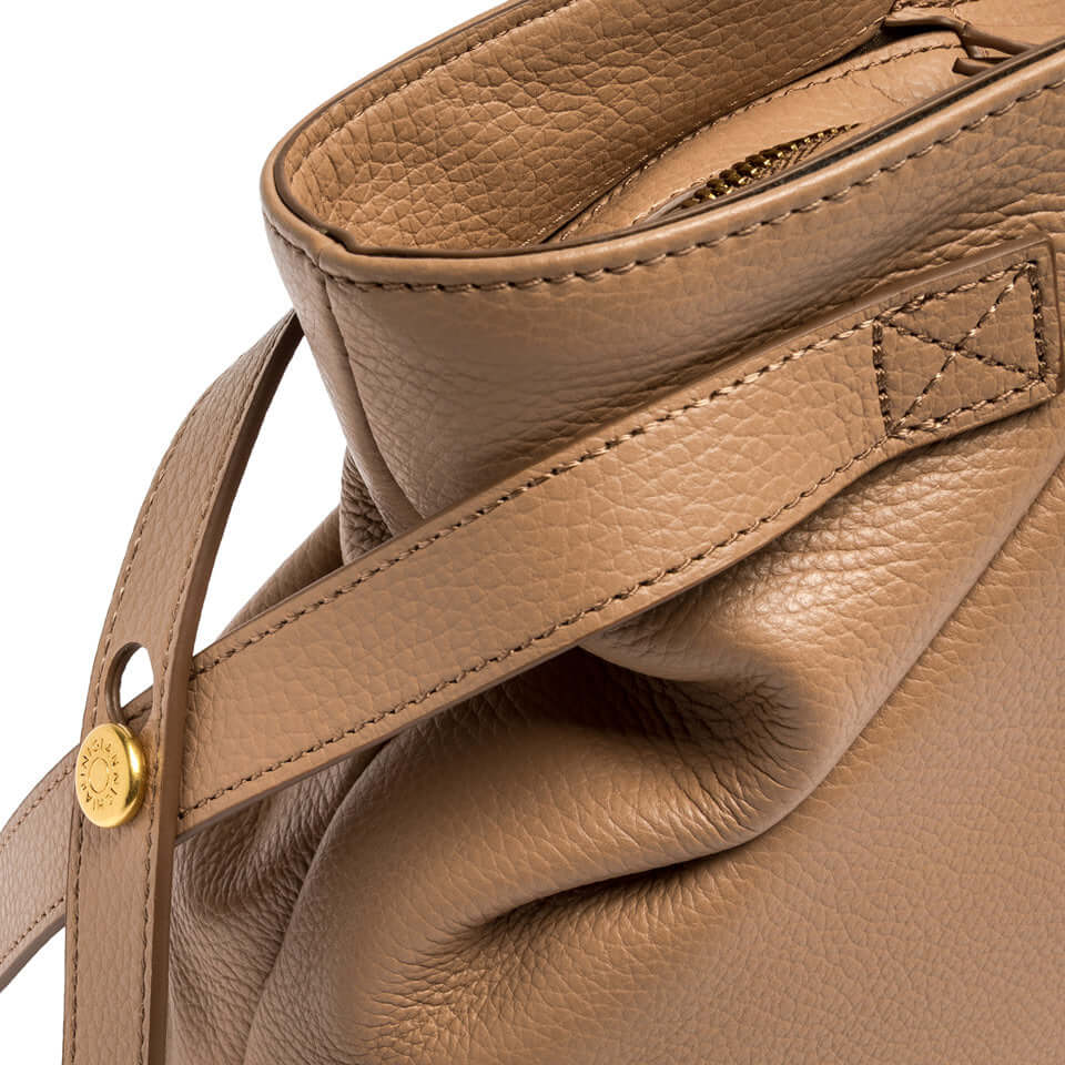 Dettaglio della borsa CLAUDETTE di Gianni Chiarini, in pelle martellata, mostrando il manico e le finiture eleganti.