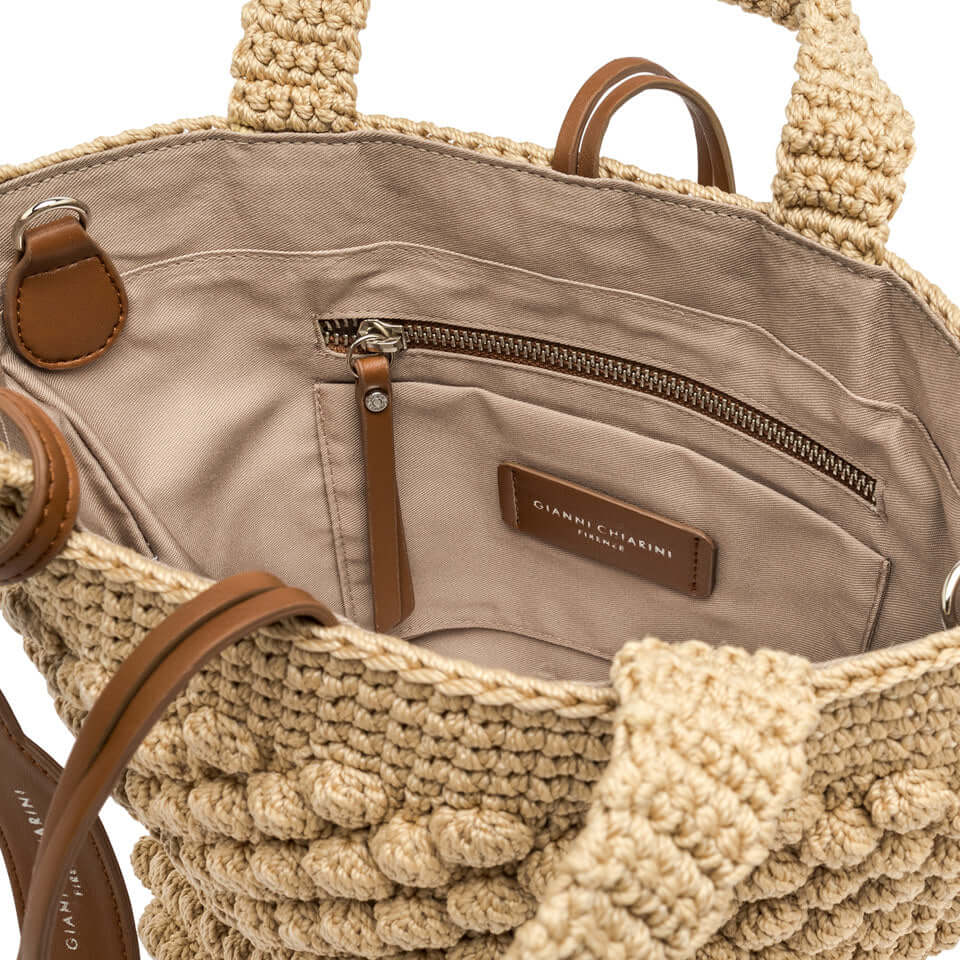 Interno della borsa Bella di Gianni Chiarini, con tasca zip e foderato in canvas, dettagli in pelle.