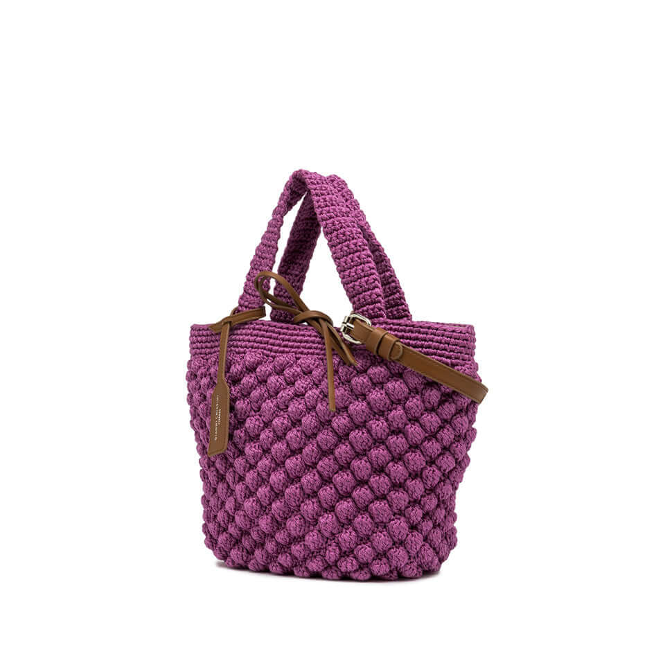 Borsa Bella di Gianni Chiarini Firenze, tessuto effetto bubble viola con manici uncinetto e tracolla removibile.