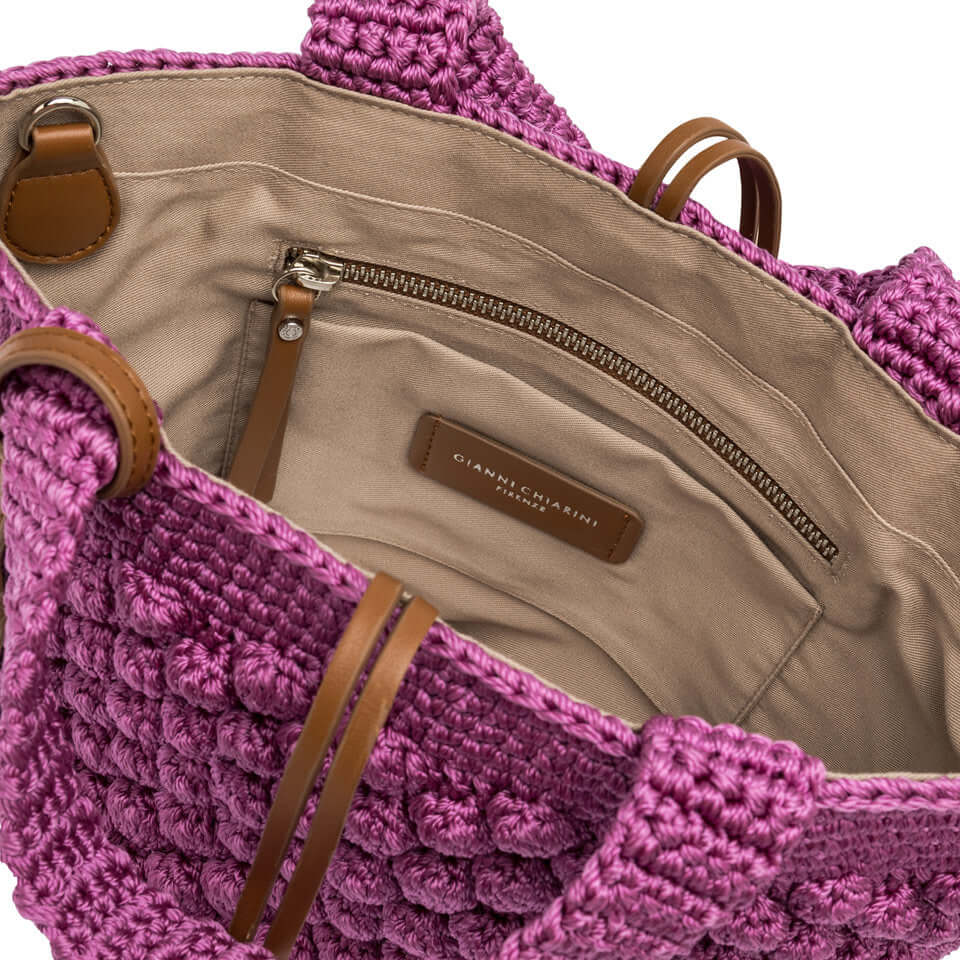 Interno della borsa Bella di Gianni Chiarini, con zip e dettagli in pelle, in tessuto effetto bubble rosa.