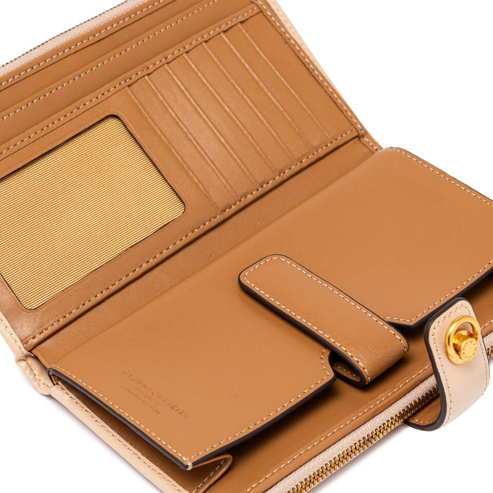 Interno del portafoglio Gianni Chiarini in pelle liscia, con tasche e chiusura a bottone.