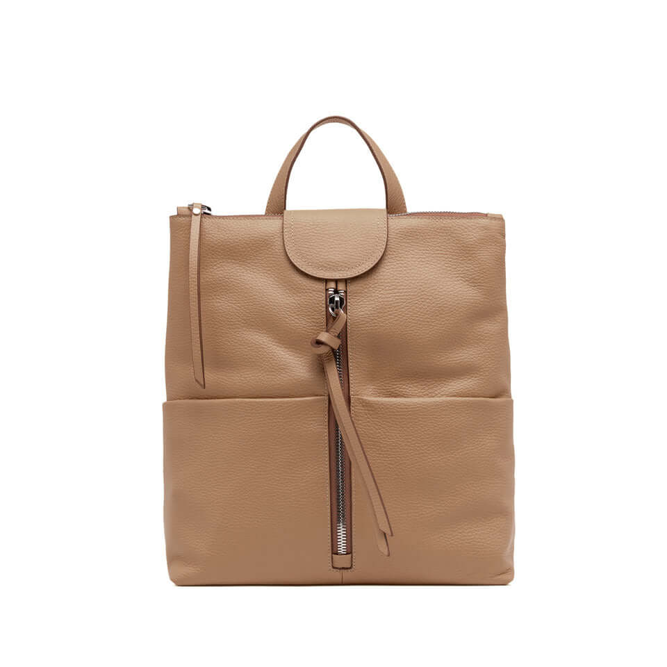 Giada, elegante zaino in pelle martellata di Gianni Chiarini Firenze, dotato di maxi tasche e chiusura zip.