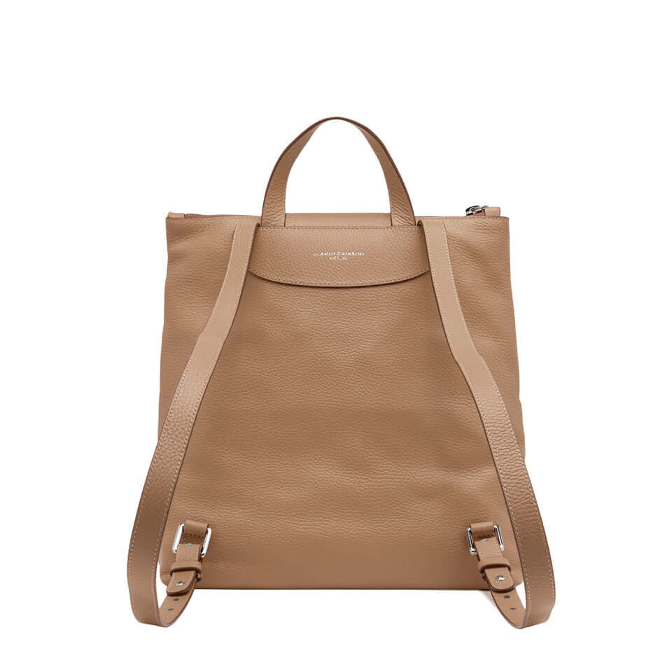 Zaino GIADA in morbida pelle martellata firmato Gianni Chiarini Firenze, con tasche frontali e chiusura zip.