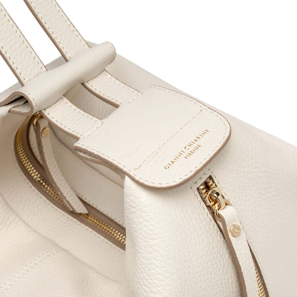 Close-up of Gianni Chiarini Firenze Guia bag, showcasing the textured leather and metallic zip details.