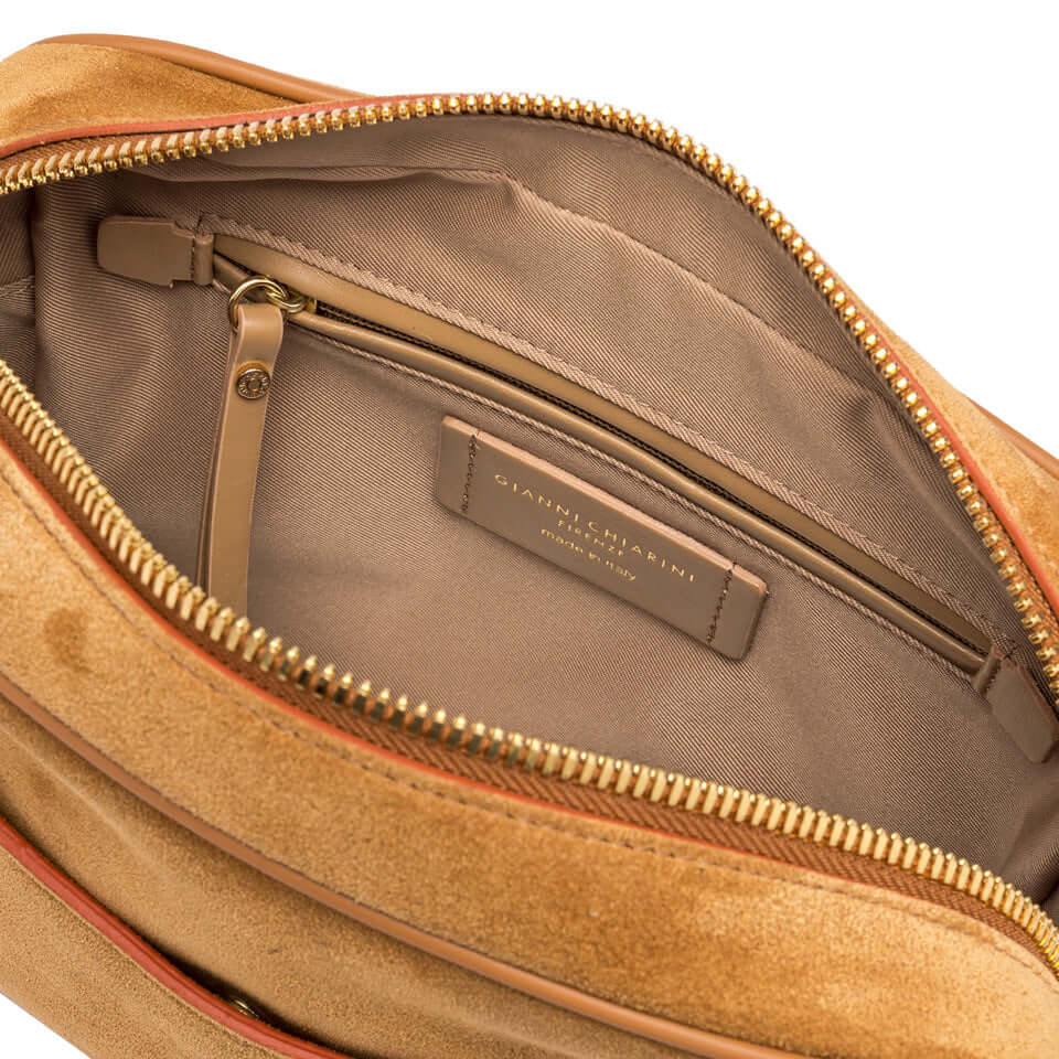 Interno della borsa Nina di Gianni Chiarini, con tasca zip e fodera elegante, color sabbia.