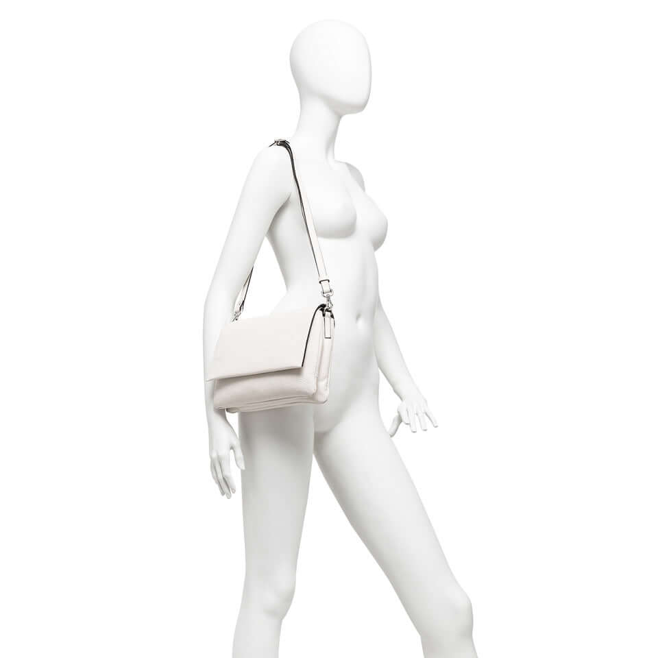 Borsa Three Gianni Chiarini Firenze in pelle martellata, indossata a spalla da un manichino.
