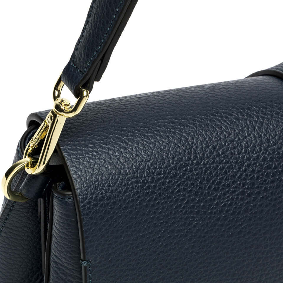 Dettaglio della borsa HELENA ROUND di Gianni Chiarini, realizzata in pelle martellata con tracolla elegante.