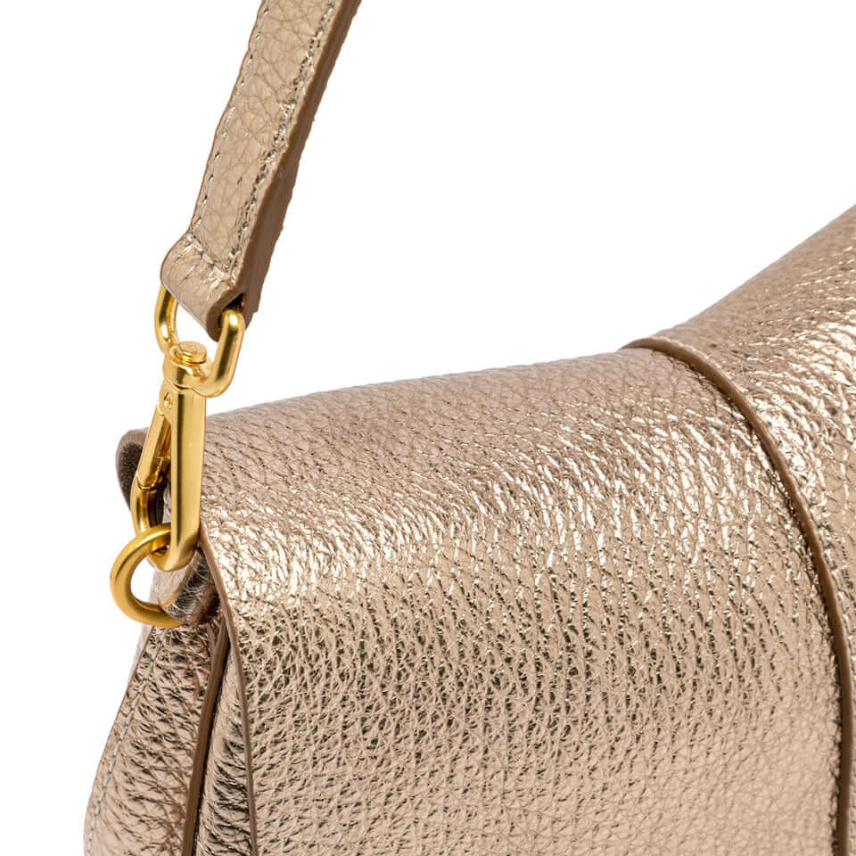 Dettaglio della tracolla in pelle della borsa HELENA ROUND di Gianni Chiarini, con finitura metallica e chiusura a gancio.