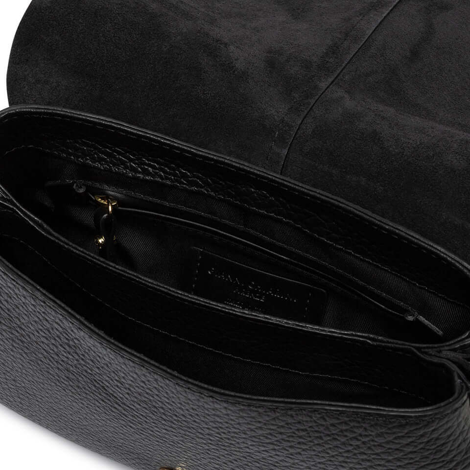 Interno della borsa HELENA ROUND di Gianni Chiarini, in pelle bubble double, con compartimento doppio e tasca posteriore.