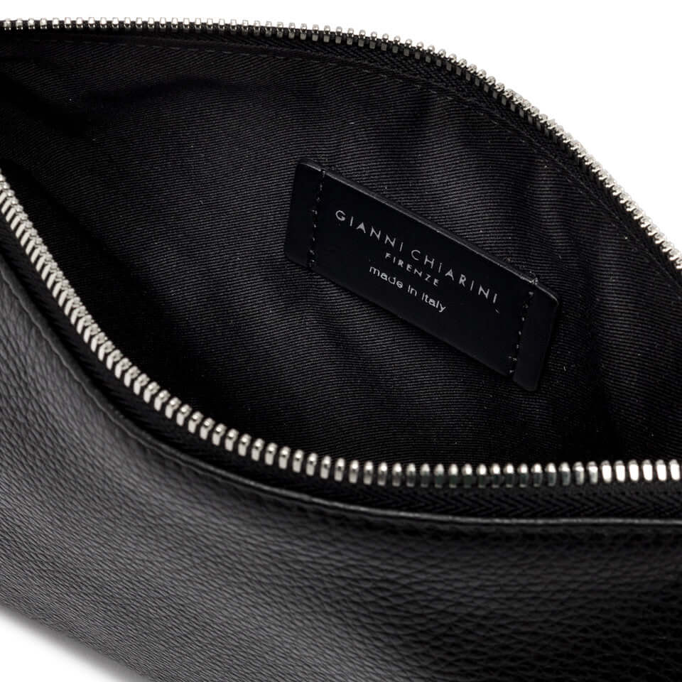 Interno della clutch HERMY di Gianni Chiarini, etichetta "made in Italy", pelle martellata.