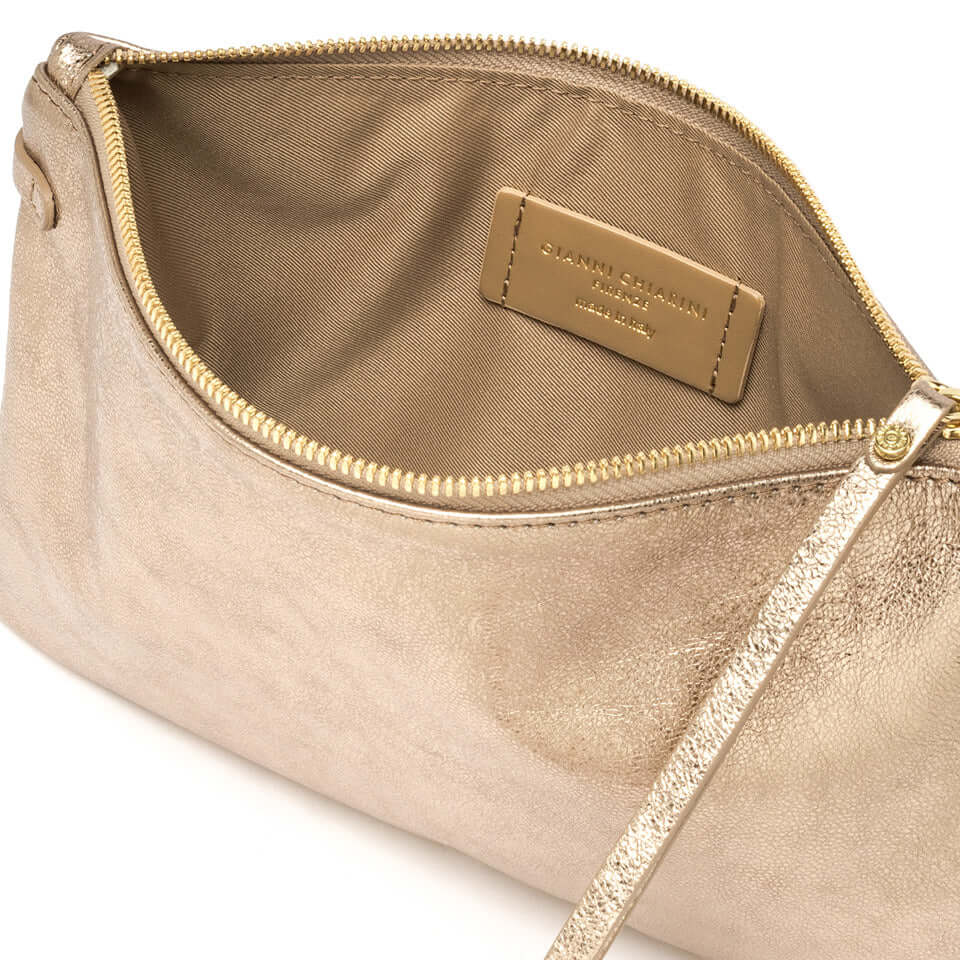 Interno della clutch HERMY di Gianni Chiarini in pelle martellata con zip a contrasto e tracolla removibile.