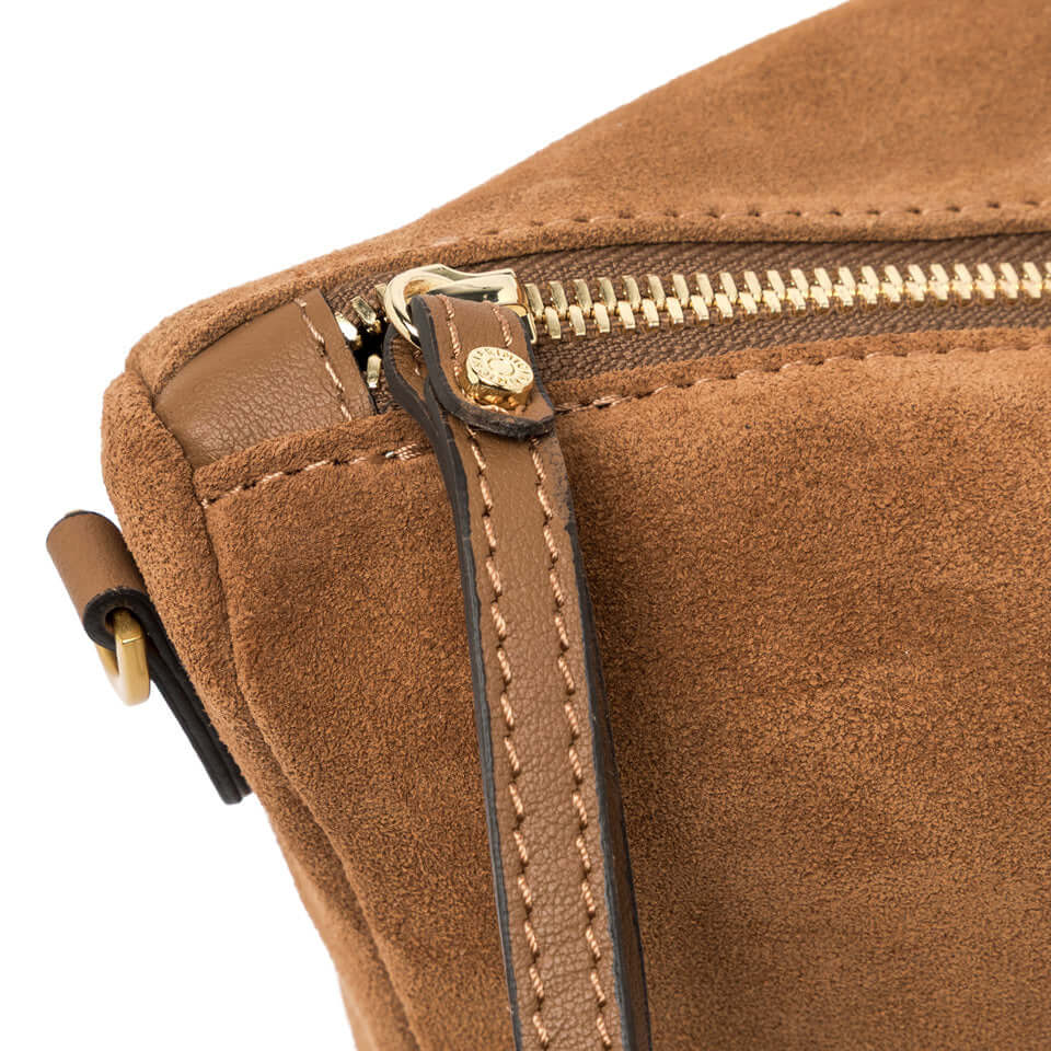 Dettaglio della chiusura con zip della borsa NORA POUCH in pelle scamosciata Gianni Chiarini Firenze.