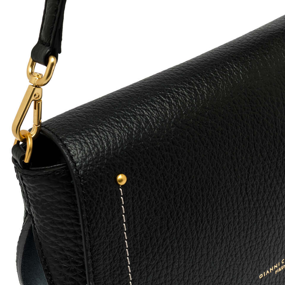 Dettaglio della borsa daily OLGA di Gianni Chiarini, in pelle grana maxi con tracolla removibile.