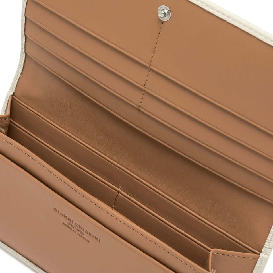 Interno del portafoglio Gianni Chiarini, elegante e pratico, con scomparti per carte e apertura a bottone.