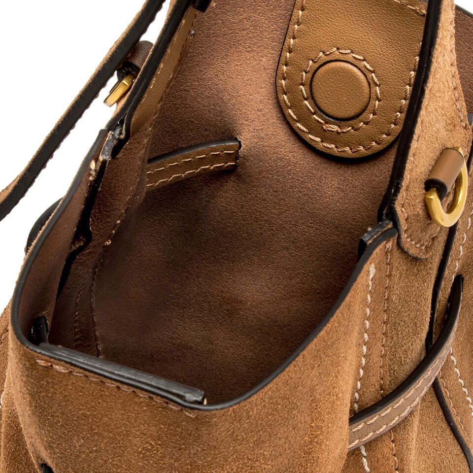 Interno della borsa SIENNA di Gianni Chiarini in pelle scamosciata, dettagli in metallo e chiusura con magnete.