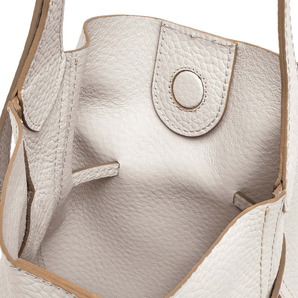 Interno della borsa SIENNA di Gianni Chiarini, realizzata in pelle double dalla grana maxi, con chiusura a magnete.