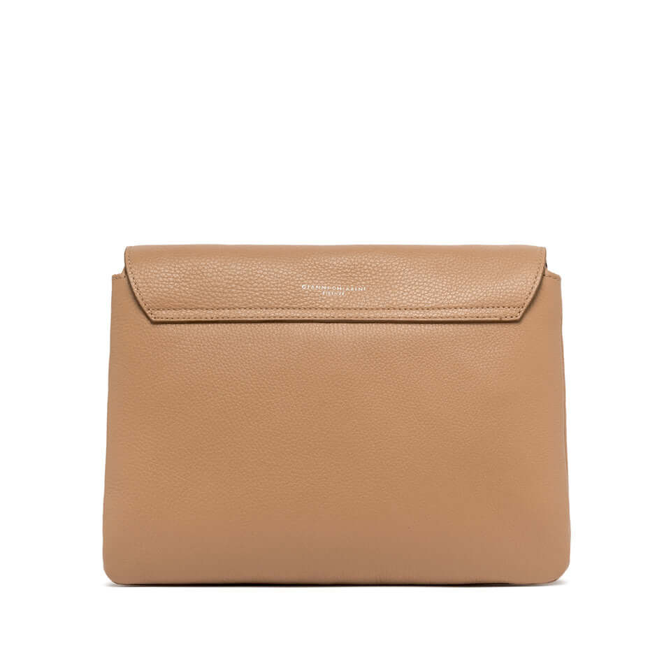 Borsa THREE di Gianni Chiarini, elegante in pelle martellata color beige, perfetta per outfit casual e serate eleganti.