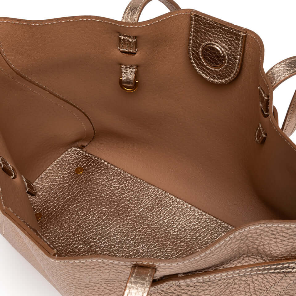 Interno della borsa VIOLETTE di Gianni Chiarini, in pelle double con finitura elegante e spazioso design.