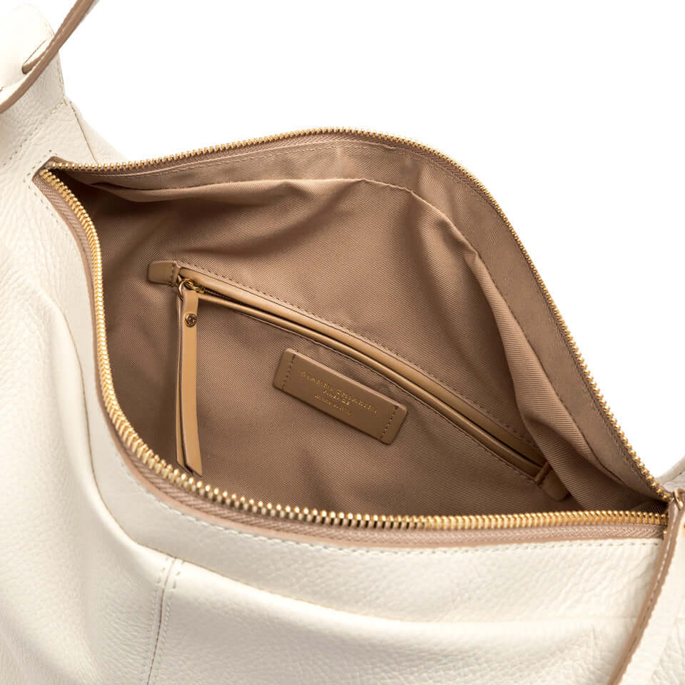 Interior view of the GUIA handbag by Gianni Chiarini, featuring ample space and zip pocket.