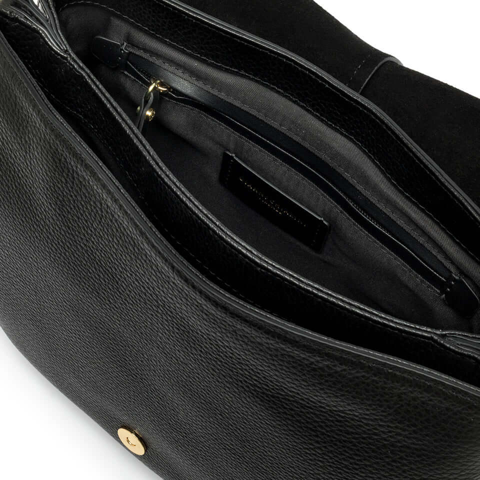 Particolare interno della borsa HELENA ROUND di Gianni Chiarini, con doppio compartimento e tasca a scomparsa.