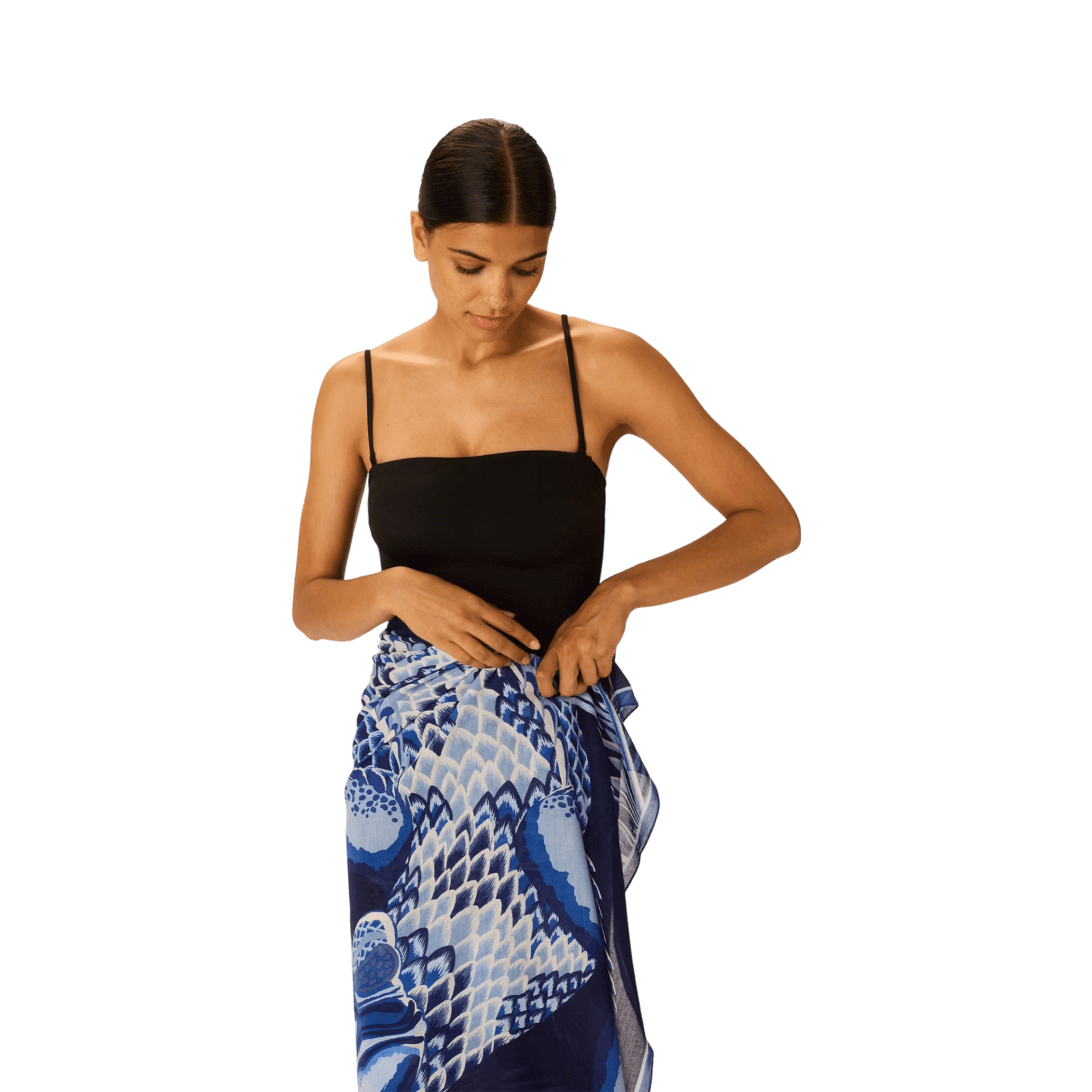 Donna che indossa uno scialle in tessuto, mostrando il Telo Mare Croco, un asciugamano da spiaggia in cotone Inoui Editions.