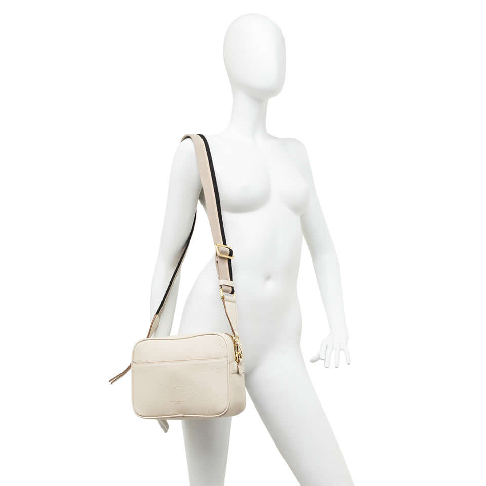 Nina crossbody bag by Gianni Chiarini Firenze in hammered leather with square shape, size 25x19x8 cm.