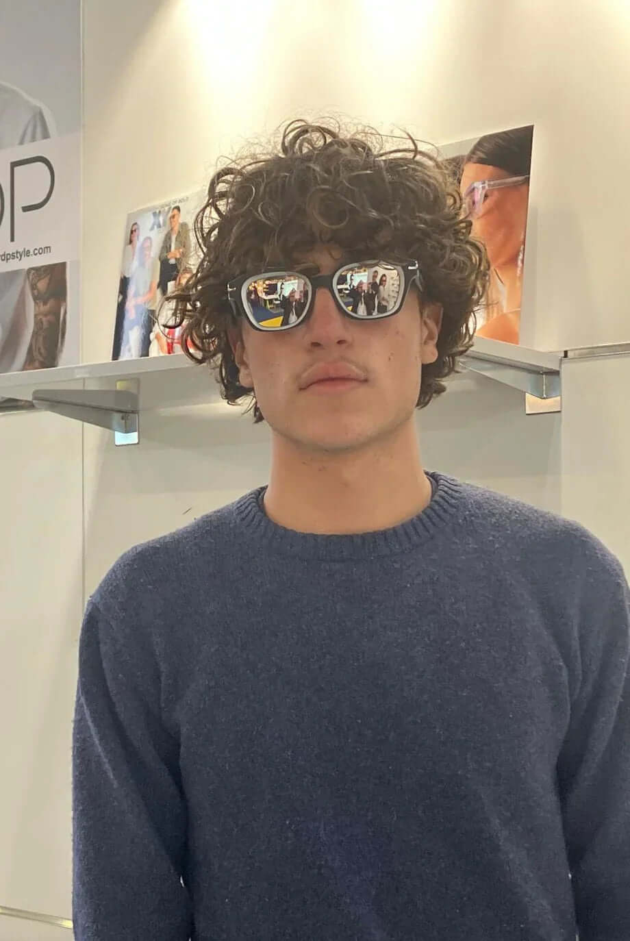 Ragazzo con occhiali COCONUT GROVE C46, montatura nera e silver, stile moderno e sofisticato.