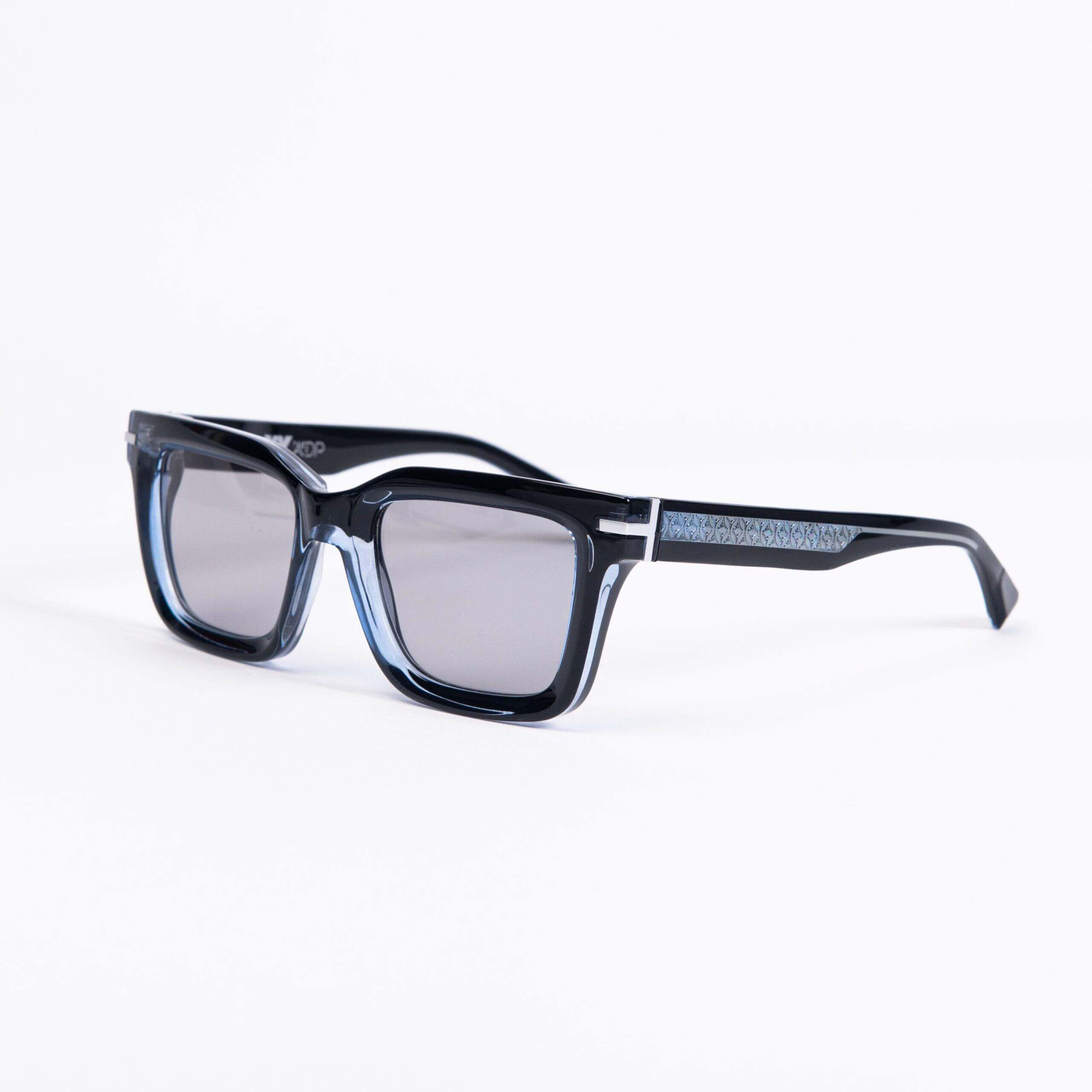 CORAL GABLE C24 occhiali da sole con frontale azzurro trasparente e aste nere, effetto trasparenza di AirDP.