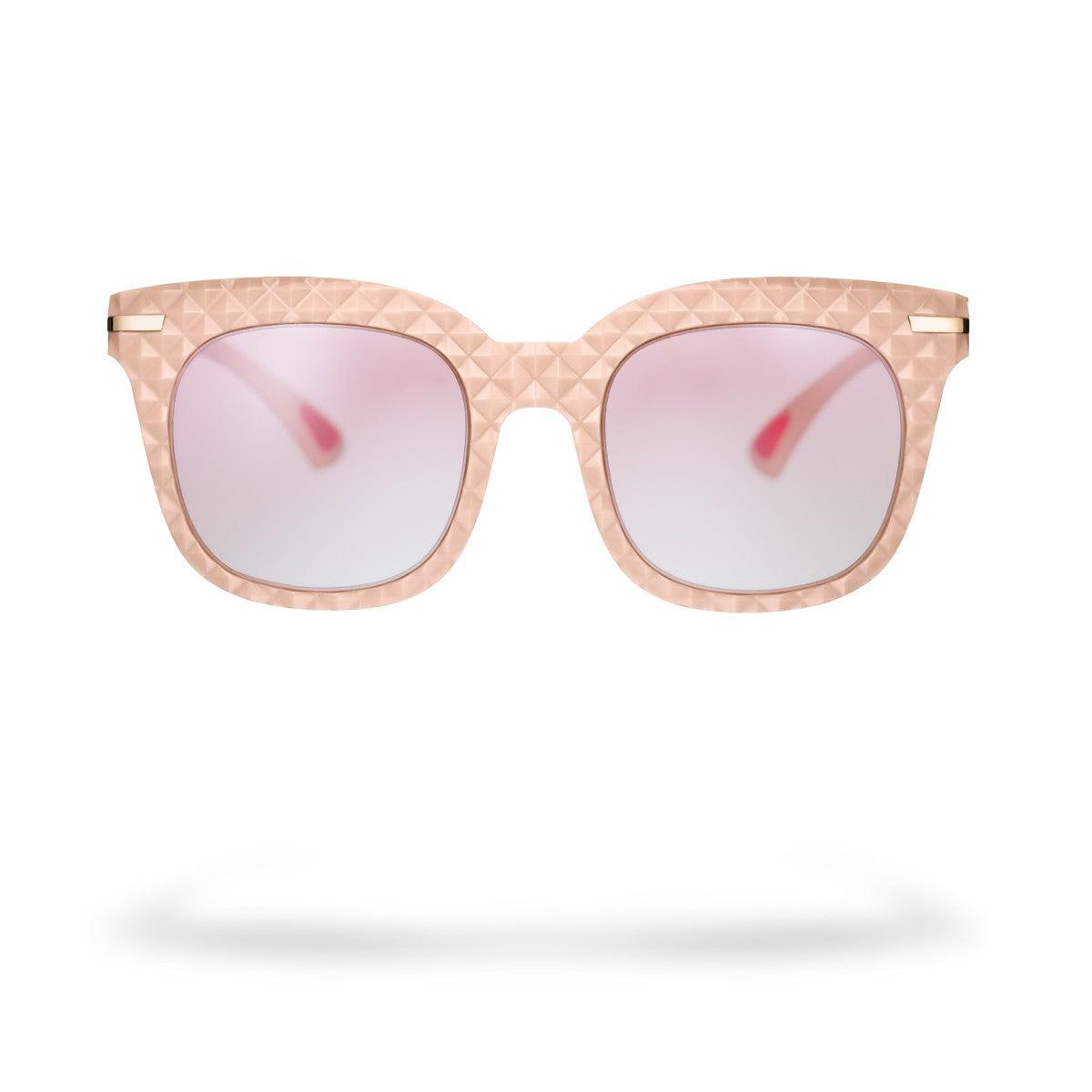 MARIANNA C1 occhiali da sole donna con forma a gatto, lenti rosa sfumate e texture geometrica.