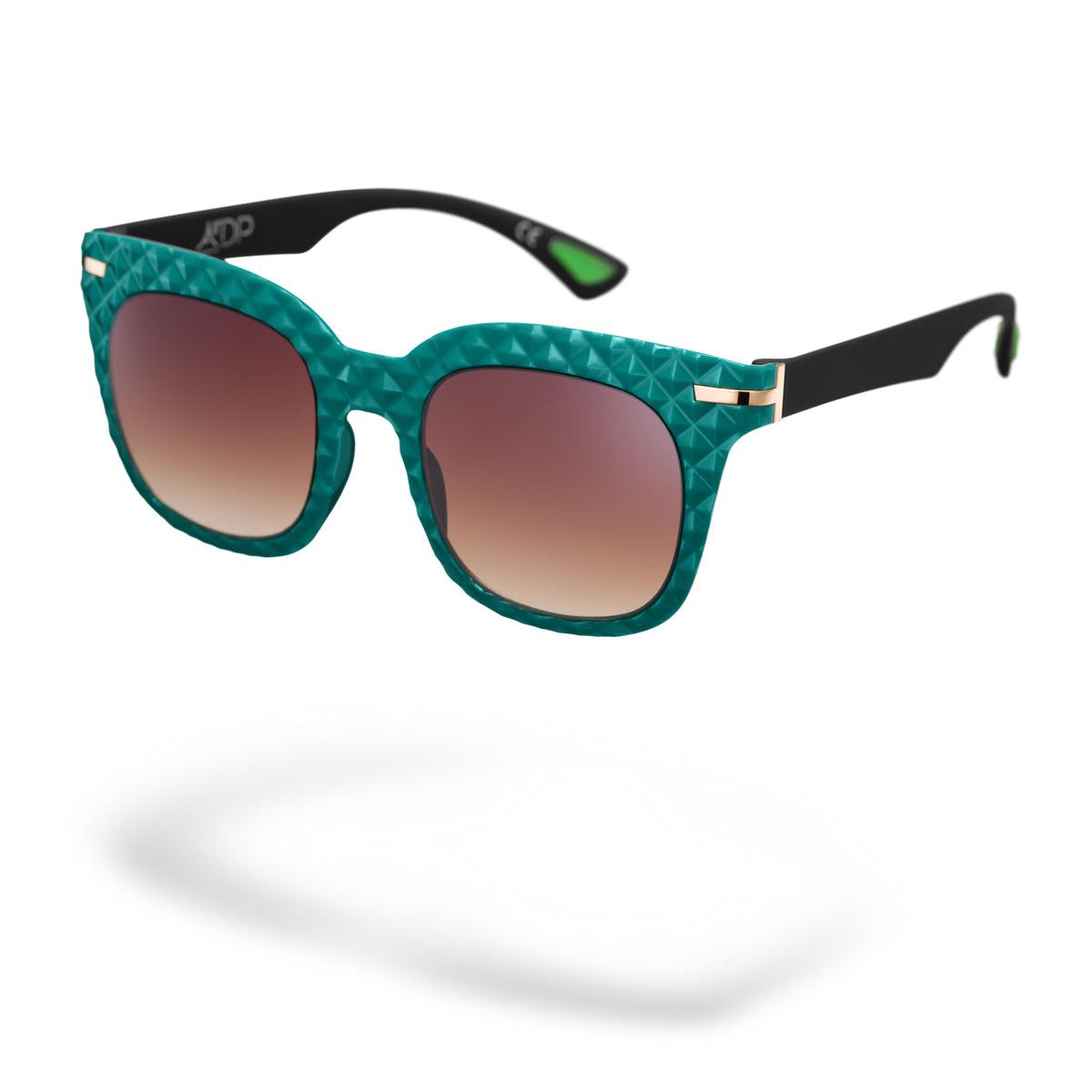 Occhiali da sole MARIANNA C3 di Alessandro Del Piero, montatura verde e aste nere, lenti marroni sfumate.