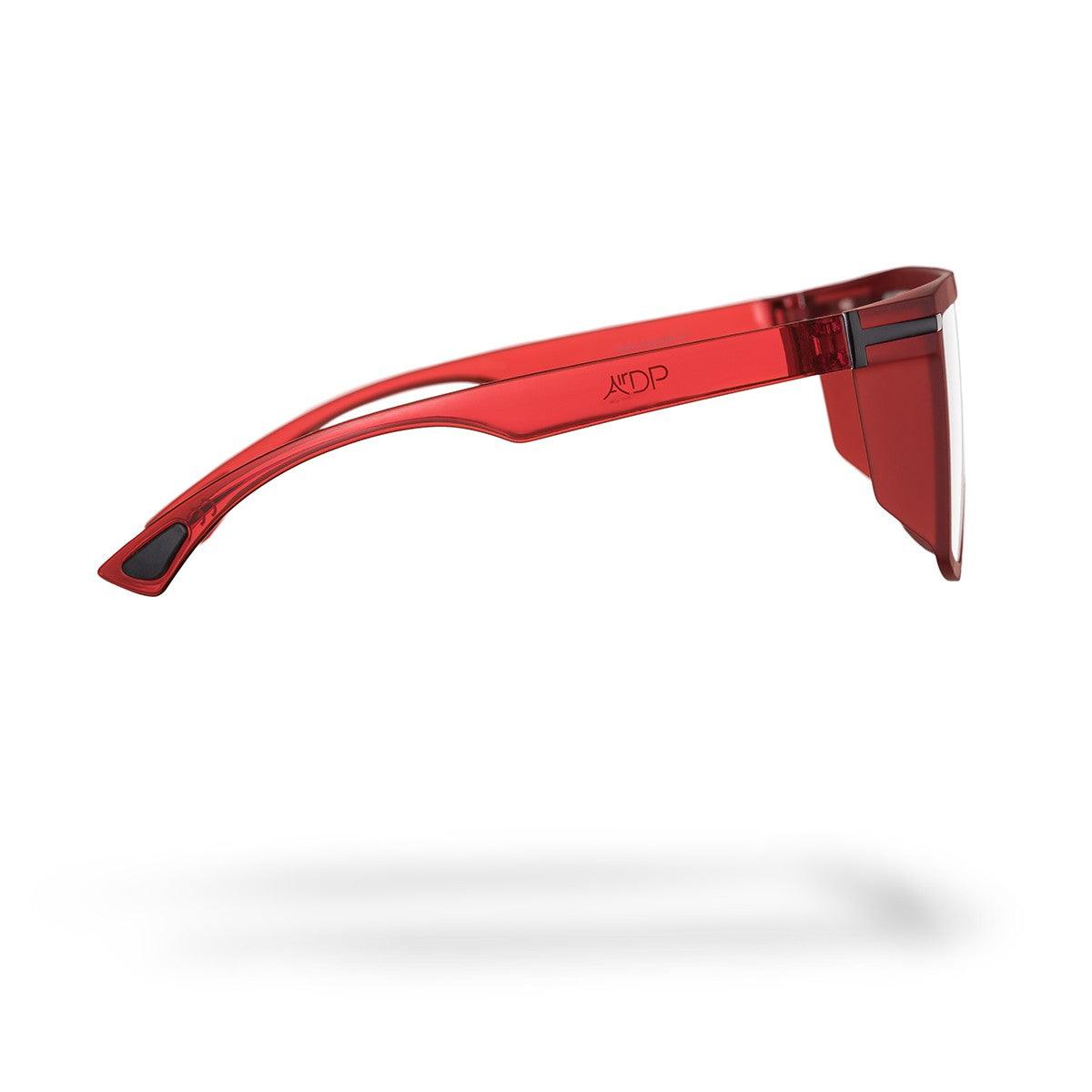 JAGUAR C4 occhiali da sole con forma avvolgente e linee decise, modello della collezione Happy.