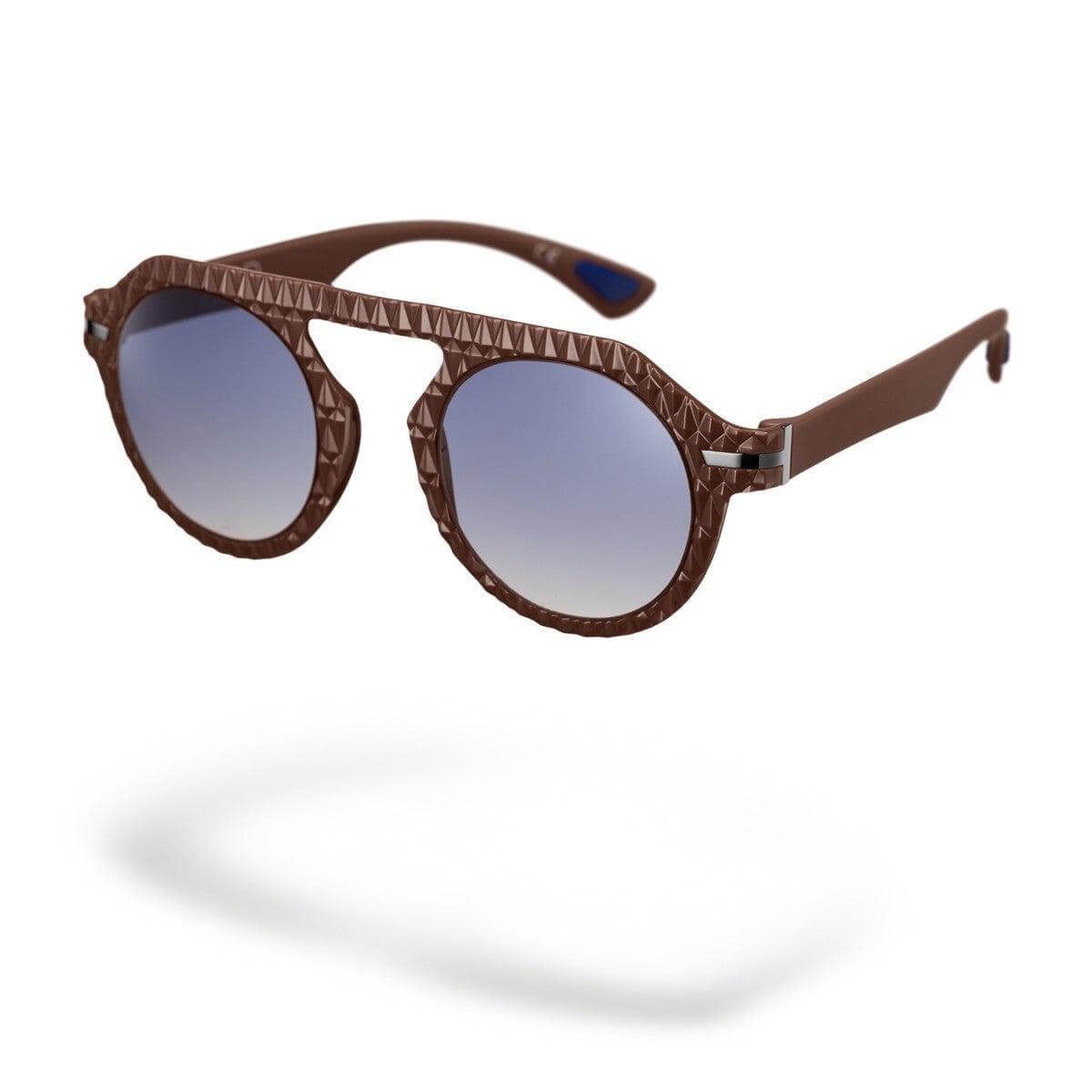 MARCO C1 occhiali da sole marroni con lenti blu sfumate e texture geometrica, design moderno e accattivante.