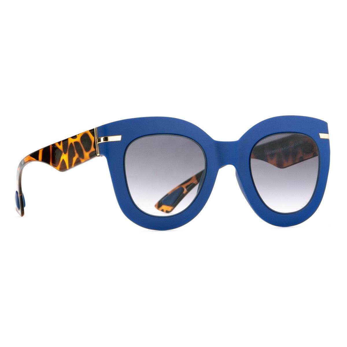 NICOLE C24 occhiali da sole con frontale blu e aste havana, design a gatto elegante e oversize.