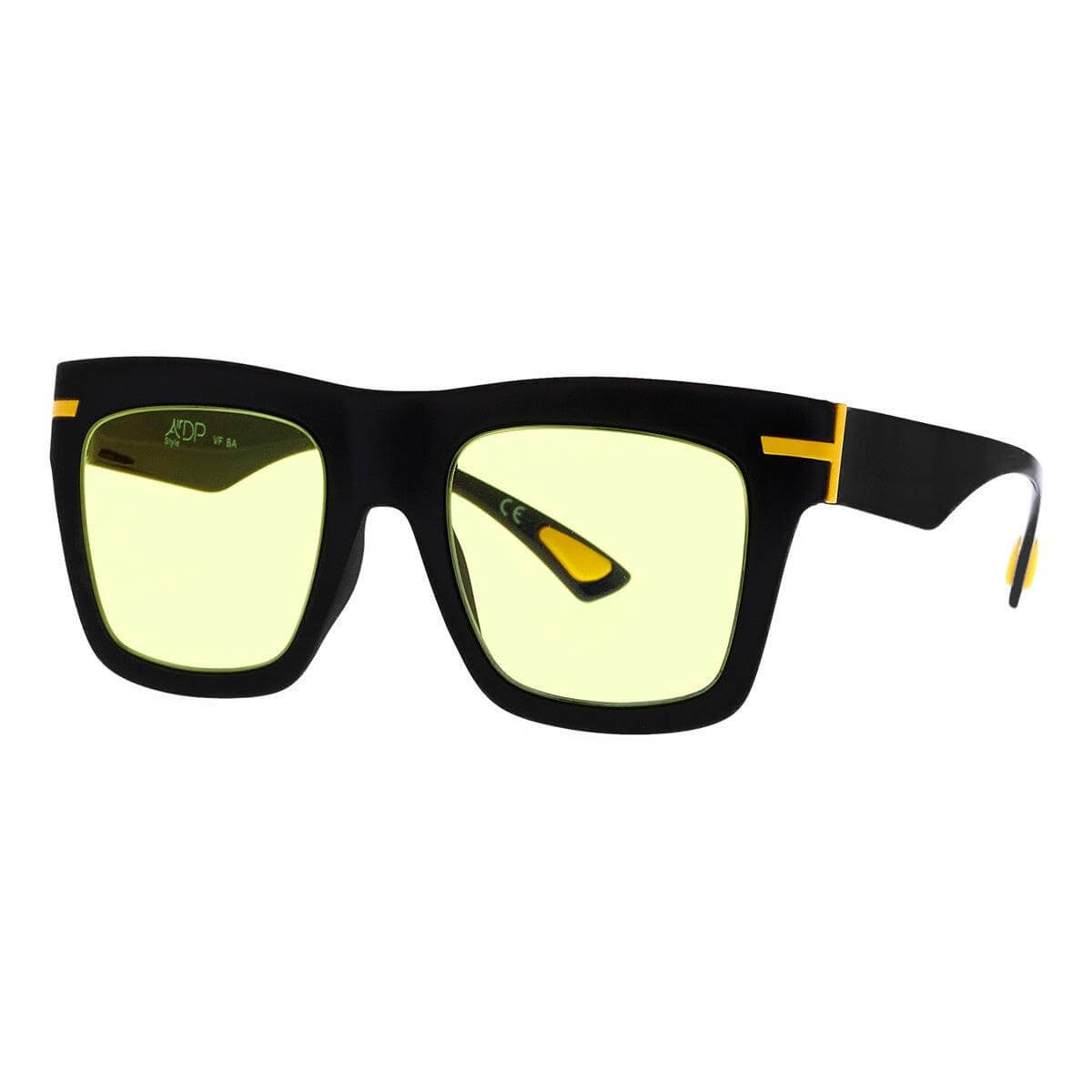 Occhiali da sole ROBERT C2 con montatura nera e lenti gialle, design audace e moderno.