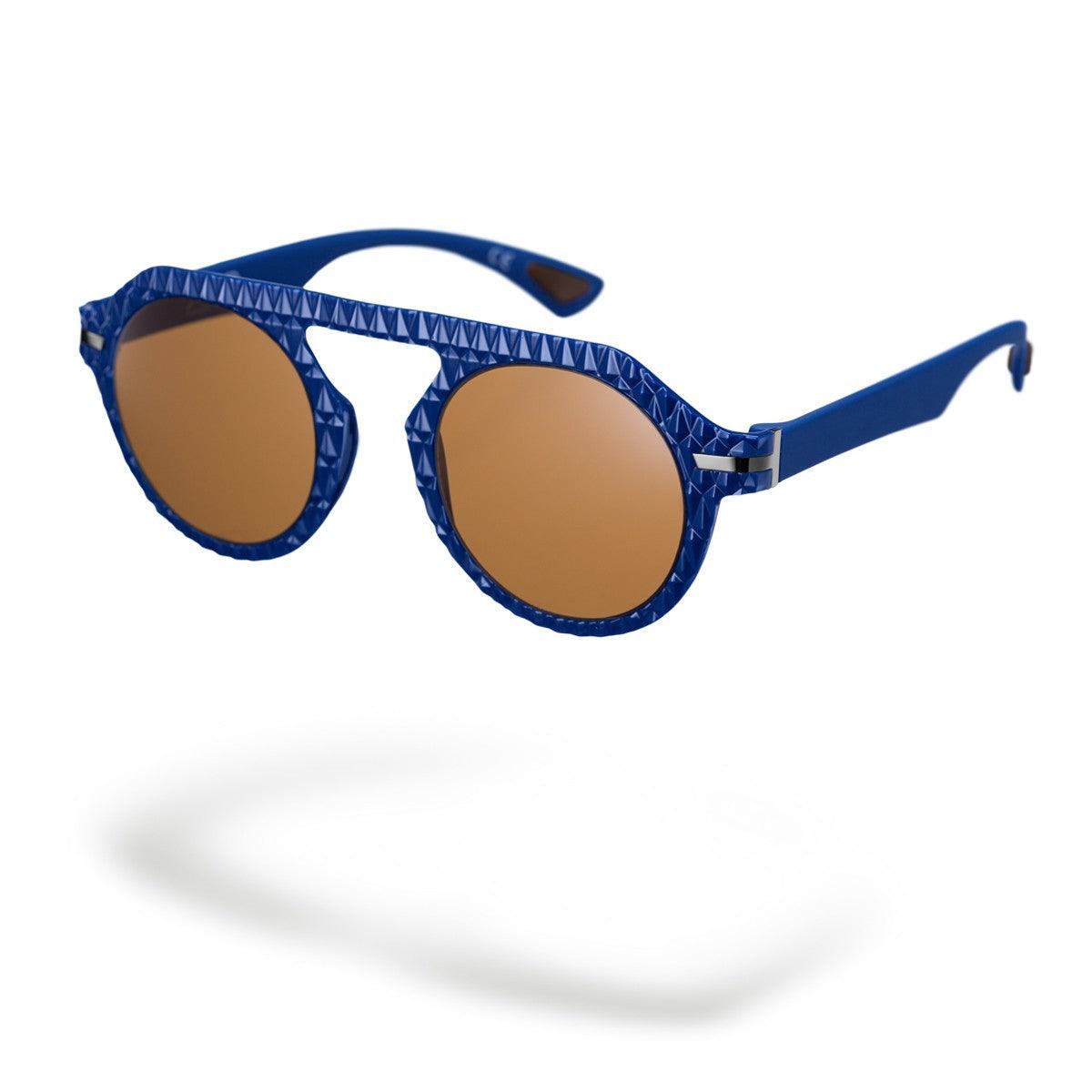 Occhiali da sole MARCO C3 di Alessandro Del Piero con montatura blu e lenti marroni, design geometrico moderno.