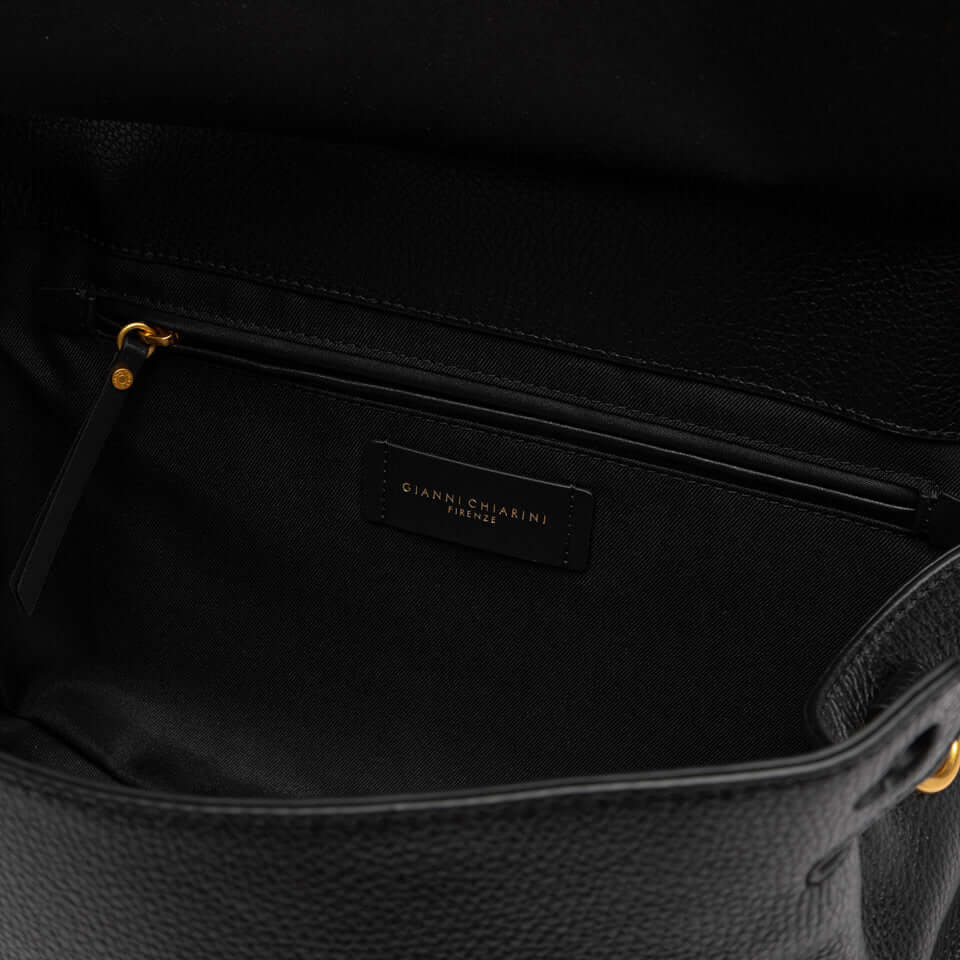 Interno della borsa OTTAVIA di Gianni Chiarini, in pelle martellata, con tasca zip per una maggiore funzionalità.