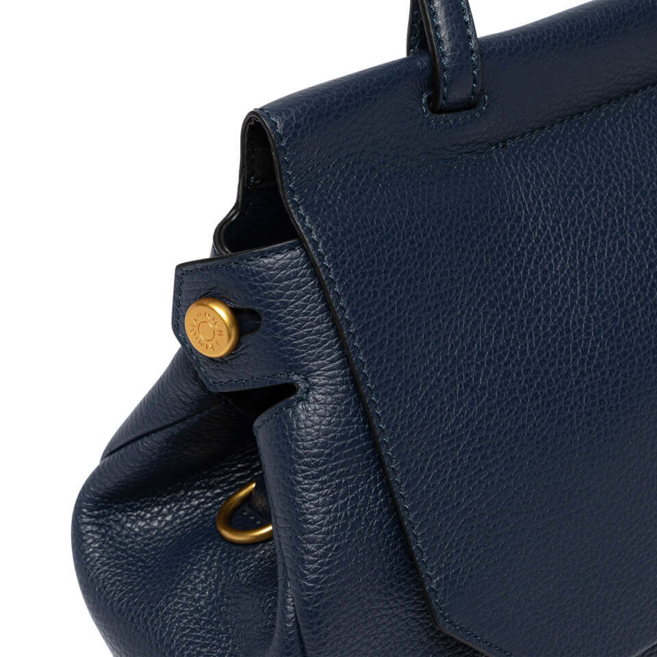 Ottavia borsa Gianni Chiarini in morbida pelle martellata, con chiusura patta e manico superiore.