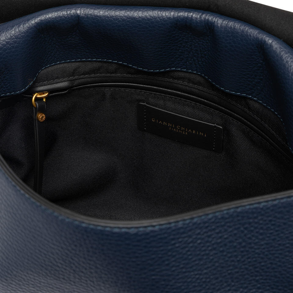 Interno della borsa OTTAVIA di Gianni Chiarini Firenze, mostrando la fodera e la tasca con zip.
