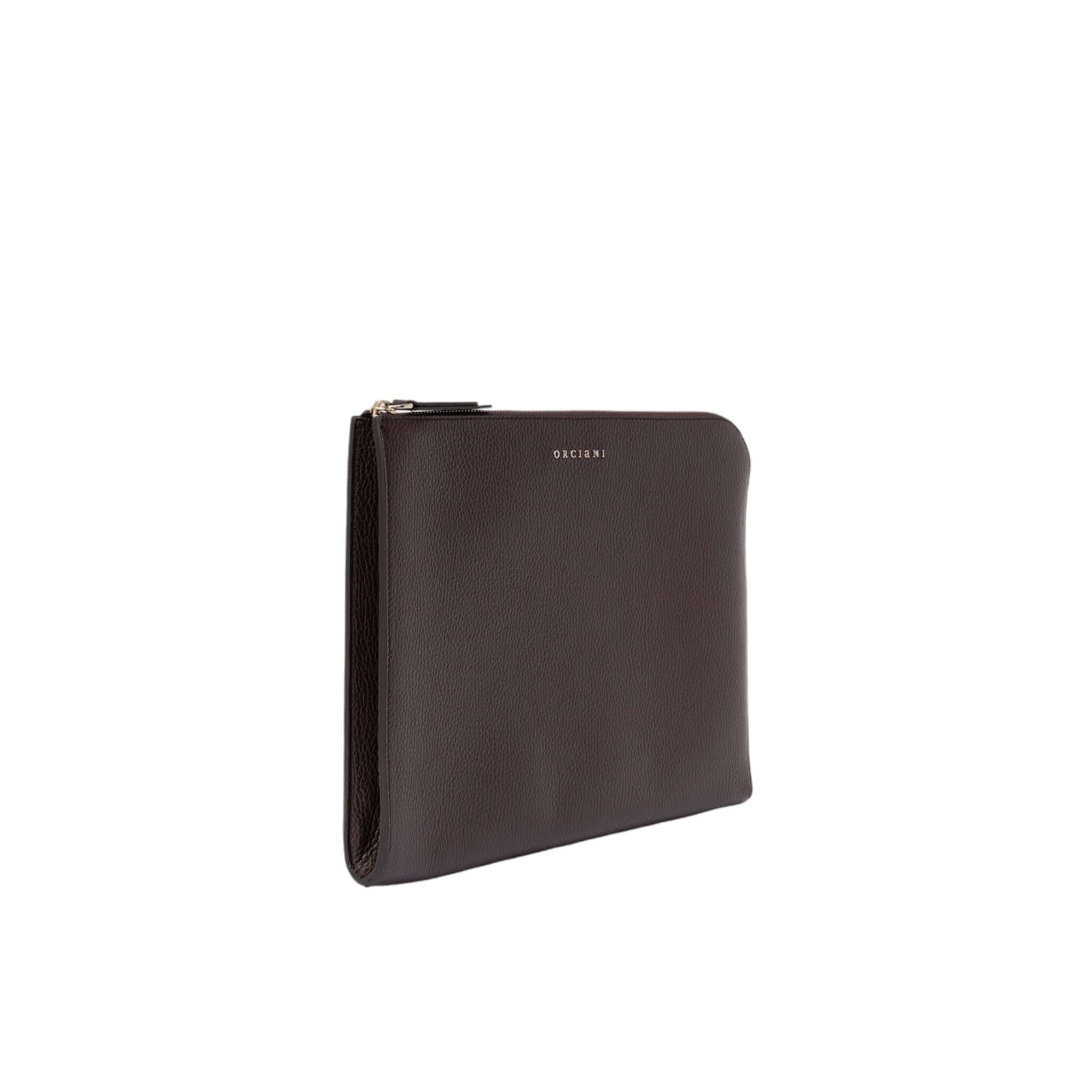 Portadocumenti Micron in pelle marrone con chiusura a zip, elegante e slim, perfetto per professionisti.