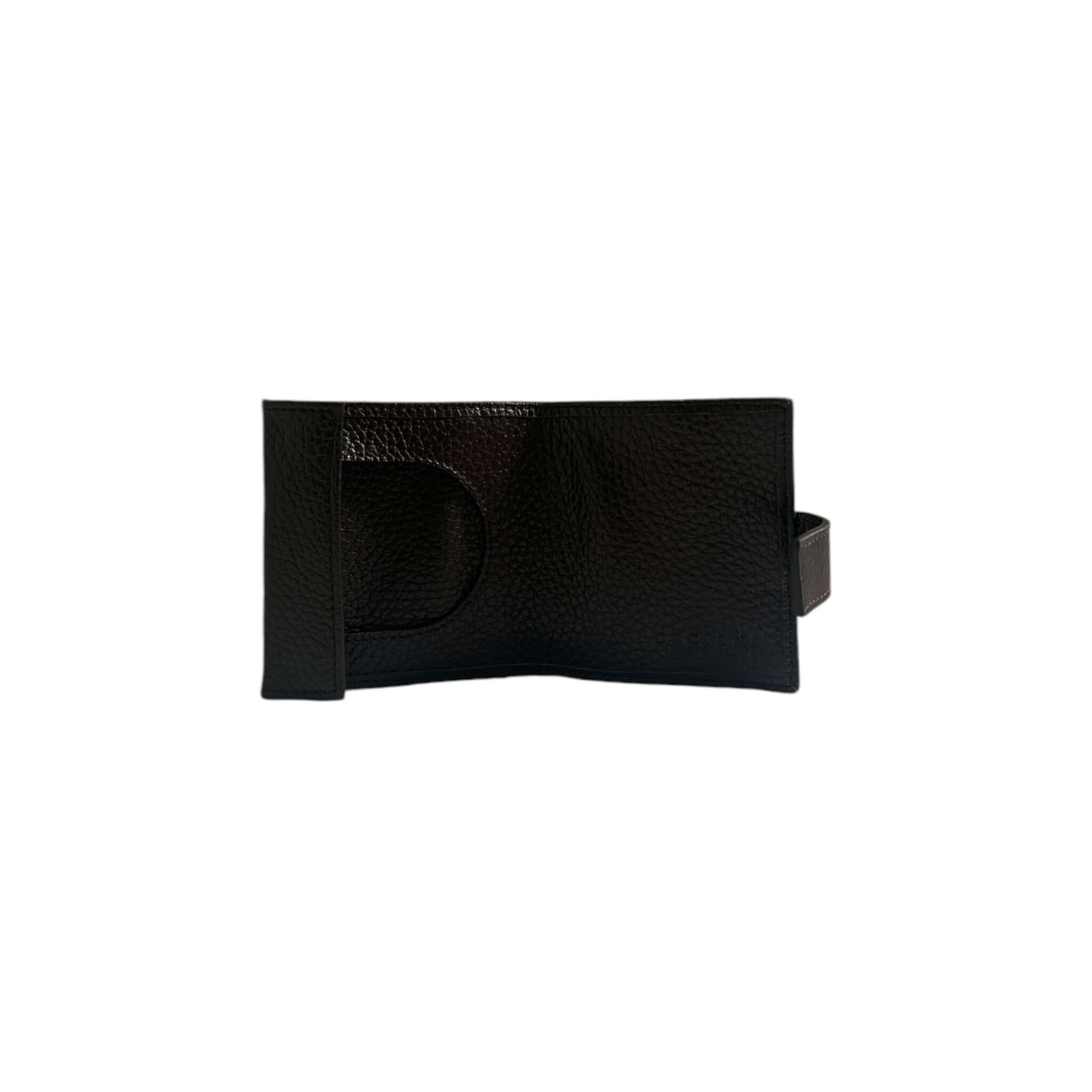 Elegante portamonete in pelle martellata nera, chiusura con bottone, design artigianale italiano.