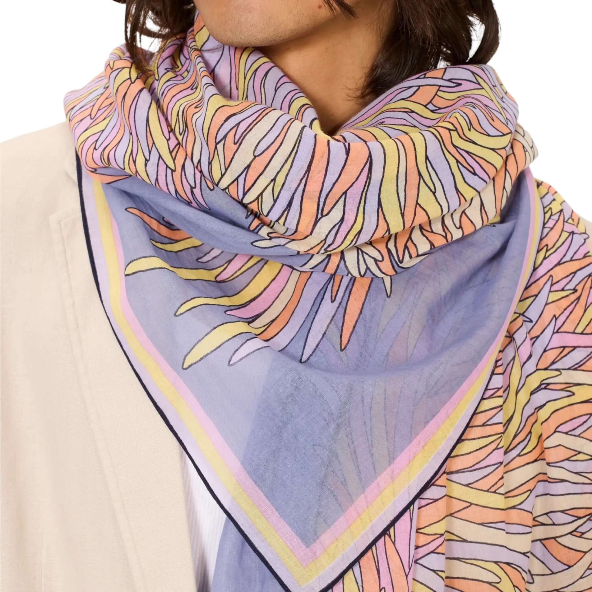 Sciarpa FRossody in cotone stampata a mano, ideale per l'estate e versatile come pareo e sciarpa.