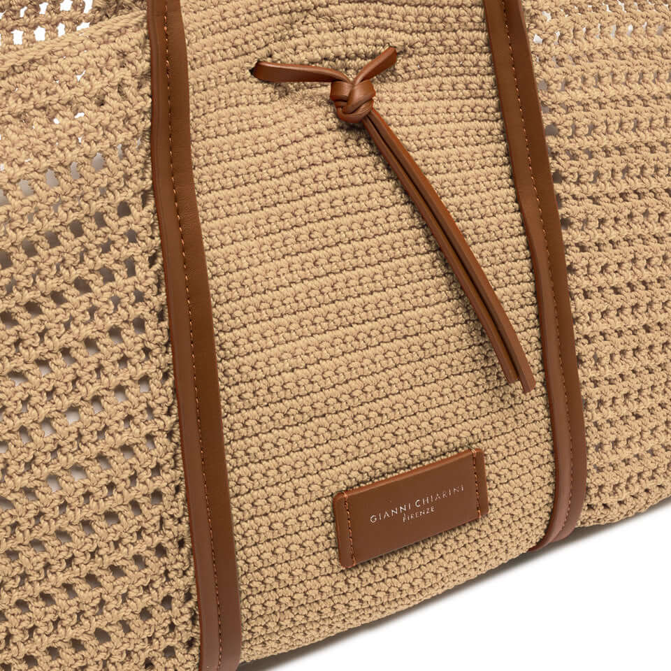 Victoria crochet shopping bag with leather details, stylish and elegant, perfect for beach afternoons.
