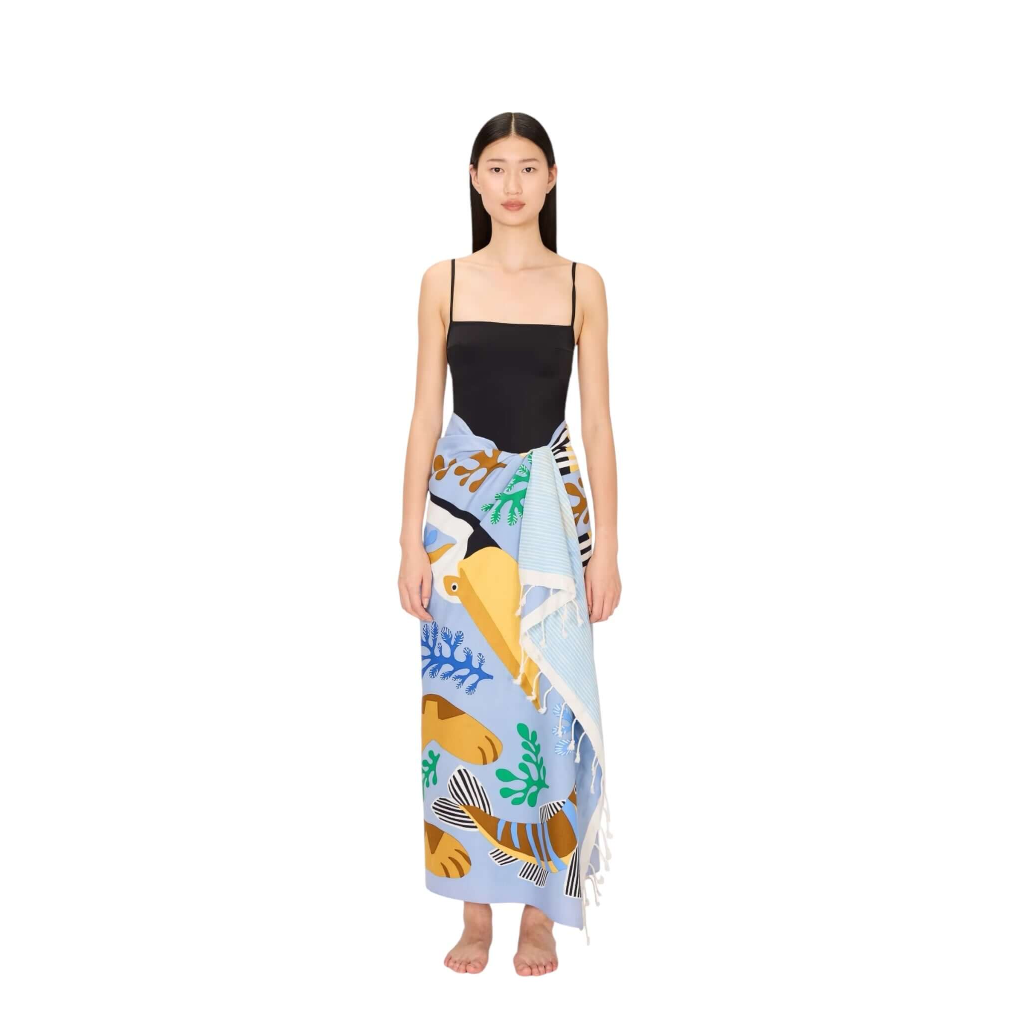 Telo Mare Splash: donna in costume con telo mare stampato a mano, 100% cotone, 100x190 cm, colori estivi.