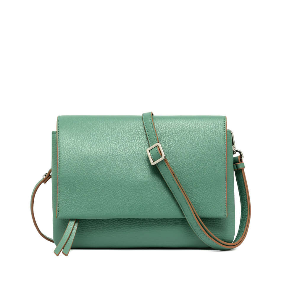 Borsa Three Gianni Chiarini Firenze in pelle martellata verde con tracolla elegante e design giovanile.
